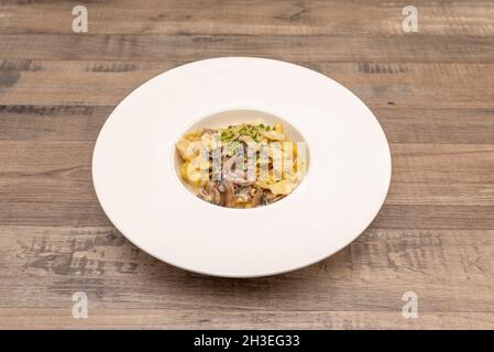 Fagottini sind eine Form von Pasta. Dies sind in der Regel Pasta-Formen mit Gemüse gefüllt, in der Regel gedünstete Karotten und grüne Bohnen, Ricotta, Zwiebeln und Oliv Stockfoto