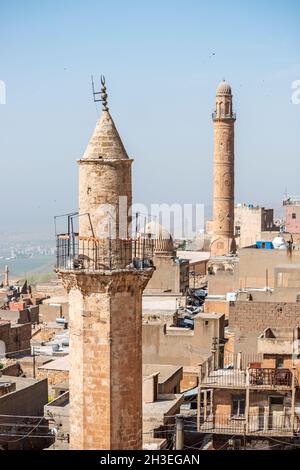 Alte Minarette aus rotem Sandstein in der Steinstadt Mardin, Türkei Stockfoto