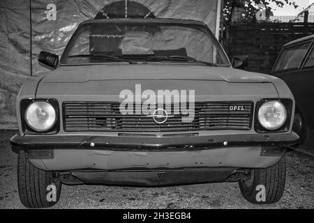 51143 COLOG, DEUTSCHLAND - 25. Jul 2021: Graustufenansicht eines Oldtimers der Marke Opel Ascona in Köln Stockfoto