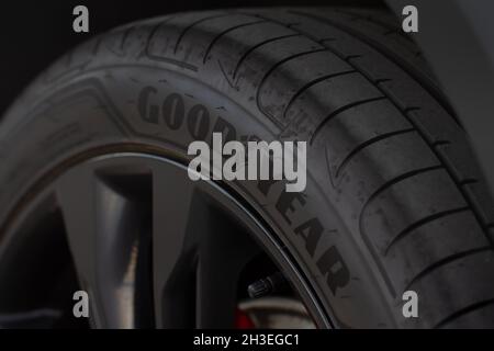 MOSKAU, RUSSLAND - 14. JUNI 2021 Goodyear Eagle Reifenlogo auf der Seitenwand des neuen Reifens. Das Detail eines brandneuen Goodyear Reifens. Stockfoto