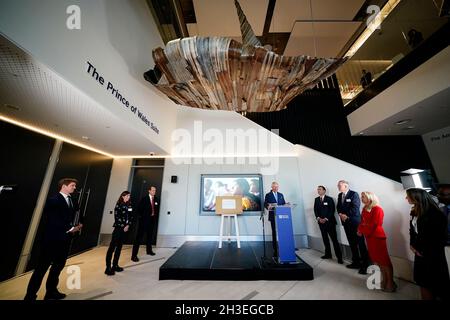 Der Prinz von Wales hält eine Rede unter dem Kunstwerk Memories of the Unseen 2020 während eines Besuchs im neuen Hauptsitz des British Council in London, um mehr über ihre Arbeit im Bereich der kulturellen Beziehungen in Großbritannien und weltweit zu erfahren. Bilddatum: Donnerstag, 28. Oktober 2021. Stockfoto