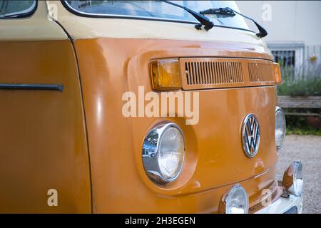 51143 KÖLN, DEUTSCHLAND - 25. Jul 2021: Vorderansicht eines orangefarbenen VW-Bus in Farbe in Köln Stockfoto