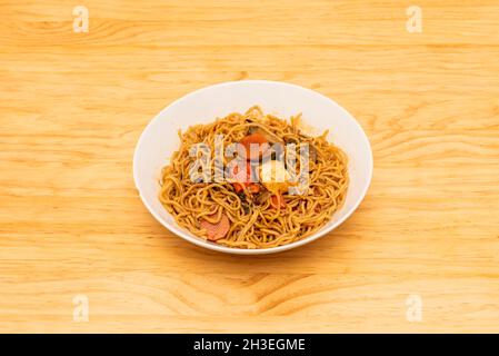 Mit Paprika, Karotten, Zucchini und gehacktem Tofu mit Sojasauce angebratene Kartoffelnudeln Stockfoto