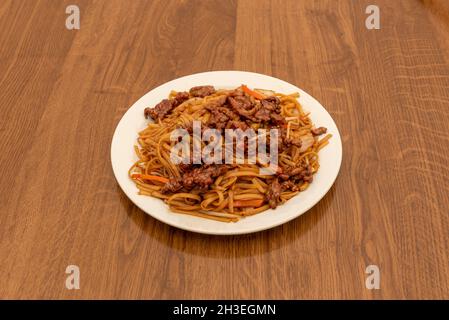 Chow mein ist die chinesische Version von japanischem Yakisoba, einem gebratenen Nudelgericht, das normalerweise von Gemüse und Fleisch begleitet wird Stockfoto