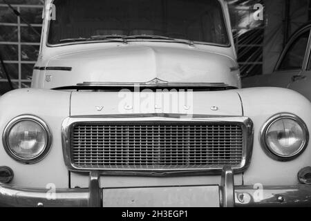 51143 KÖLN, DEUTSCHLAND - 25. Jul 2021: Eine Graustufenaufnahme eines Oldtimer Opel Rekord in Köln Stockfoto