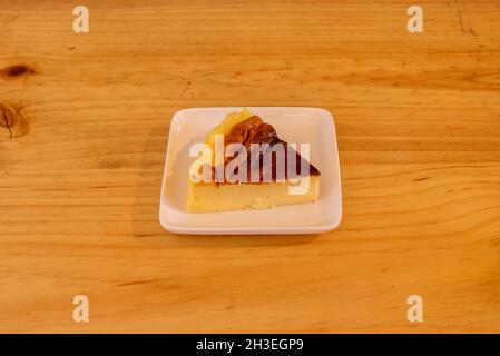 Kleine Portion Käsekuchen zum Essen bereit Stockfoto