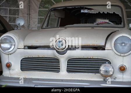 51143 KÖLN, DEUTSCHLAND - 25. Jul 2021: Vorderansicht eines Oldtimers der Marke Ford 12M aus dem Jahr 1954 in Köln Stockfoto