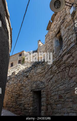 Schmale Gasse im mittelalterlichen Dorf Guimera in Spanien Stockfoto