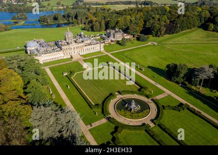 CASTLE HOWARD, YORK, GROSSBRITANNIEN - 15. OKTOBER 2021. Eine Luftaufnahme der formalen Gärten und des Herrenhauses auf dem Castle Howard Anwesen in den Howardian Hills Stockfoto