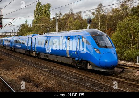 DONCASTER, GROSSBRITANNIEN - 27. OKTOBER 2021. Ein Hitachi AT 300 Class 308 Elektrozug in blauer Lumo-Lackierung auf dem Weg nach London, der preisgünstige und wettbewerbsfähige r Stockfoto