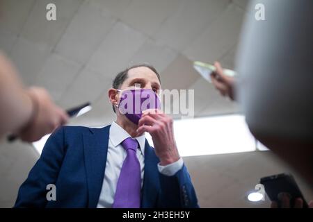 Senator Ron Wyden, ein Demokrat aus Oregon, spricht nach einer Abstimmung auf dem Capitol Hill in Washington, DC, USA, am Mittwoch, den 27. Oktober, mit Journalisten auf der Senate Subway-Plattform. 2021. Die Demokraten im Senat veröffentlichten die Details einer vorgeschlagenen Abgabe auf Milliardäre, einen neuen und logistisch riskanten Steueransatz, von dem die Gesetzgeber hoffen, dass er die Sozialausgaben des Weißen Hauses für Amerikaner mit niedrigem und mittlerem Einkommen finanzieren wird. (Fotograf: Tom Brenner/Pool/Sipa USA) Quelle: SIPA USA/Alamy Live News Stockfoto