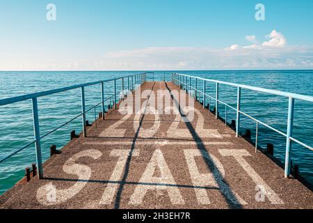 2022 im Pier. Konzept Beginn des neuen Jahres 2022 geschrieben auf dem Beton der Pier an der Küste des Meeres, Ozean Stockfoto