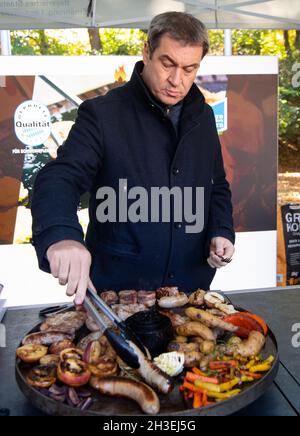 München, Deutschland. Oktober 2021. Der bayerische Ministerpräsident Markus Söder (CSU) steht an einem Grill und dreht im Rahmen der Grillkampagne 'Grillen geht immer! Quelle: Sven Hoppe/dpa/Alamy Live News Stockfoto