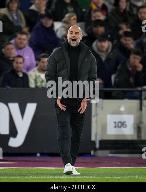 London, Großbritannien. Oktober 2021. Man City Manager Josep 'Pep' Guardiola während des Carabao Cup-Spiels zwischen West Ham United und Manchester City am 27. Oktober 2021 im Olympic Park, London, England. Foto von Andy Rowland. Quelle: Prime Media Images/Alamy Live News Stockfoto