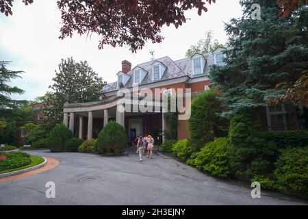 Die kreisförmige Auffahrt vor dem Eingang. In Marjorie Merriweather Post's Hillwood Mansion, Museum, Estate und Gardens in Washington DC. Stockfoto