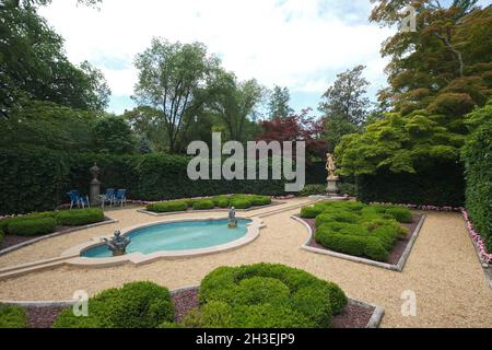 Teil der klassischen Gärten und Brunnen. In Marjorie Merriweather Post's Hillwood Mansion, Museum, Estate und Gardens in Washington DC. Stockfoto