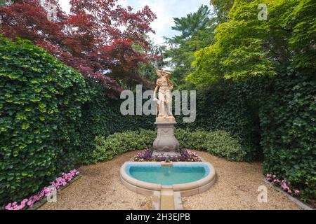 Teil der klassischen Gärten und Brunnen. In Marjorie Merriweather Post's Hillwood Mansion, Museum, Estate und Gardens in Washington DC. Stockfoto