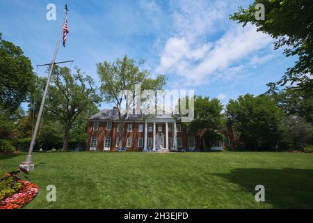 Der große Garten Rasen mit amerikanischer Flagge. In Marjorie Merriweather Post's Hillwood Mansion, Museum, Estate und Gardens in Washington DC. Stockfoto