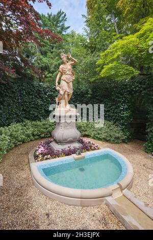 Teil der klassischen Gärten und Brunnen. In Marjorie Merriweather Post's Hillwood Mansion, Museum, Estate und Gardens in Washington DC. Stockfoto