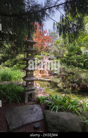 Pagodenskulptur aus Stein und Wasserfall in der Sektion Japanischer Garten. In Marjorie Merriweather Post's Hillwood Mansion, Museum, Estate und Gardens in W Stockfoto