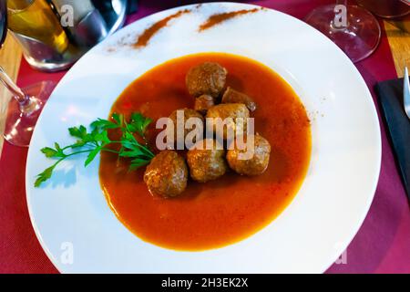 Rauchige spanische Fleischbällchen in Tomatensauce mit Würstchen Stockfoto