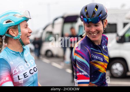 Hannah Barnes vom Team Canyon SRAM und Anna Christian vom Team Drops Le Col beim Ziel des AJ Bell Women's Tour Radrennens, Etappe 4, Southend on Sea Stockfoto