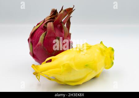 Gelbe und violette Drachenfrucht auf weißem Hintergrund mit Schatten. Nahaufnahme Stockfoto