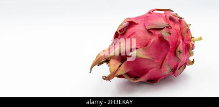 Drachenfrucht, Pitaya auf weißem Hintergrund mit Schatten. Eine Pitaya oder Pitahaya ist die Frucht mehrerer Kaktusarten, die in Amerika beheimatet sind. Nahaufnahme Stockfoto