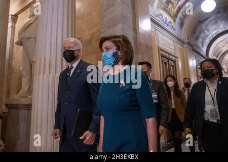 Washington, Usa. Oktober 2021. Präsident Joe Biden und die Sprecherin des Repräsentantenhauses, Nancy Pelosi, D-CA, treffen sich am Donnerstag, den 28. Oktober 2021, im US-Kapitol in Washington, DC mit demokratischen Führern. Präsident Joe Biden und die First Lady Jill Biden werden heute später nach Europa reisen, um am G-20-Gipfel teilzunehmen und mit Papst Franziskus und anderen führenden Persönlichkeiten der Welt zu einem Treffen zu kommen. Foto von Tasos Katopodis/Pool/Sipa USA Credit: SIPA USA/Alamy Live News Stockfoto