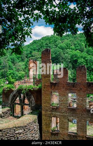 Blick auf den Sweetwater Creek State Park und die Mühlenruinen in Douglas County außerhalb von Atlanta, USA Stockfoto