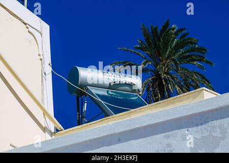 Santorini, Griechenland - 28. Oktober 2021 Solare Warmwasserbereitung auf einem Dach eines Gebäudes in Santorini, Solare Warmwasserbereitung ist die Erwärmung von Wasser durch Sonnenlicht Stockfoto