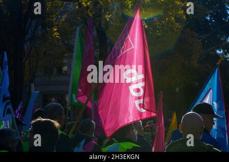 Magdeburg, Deutschland. Oktober 2021. Die Teilnehmer der Protestaktion 'Prozentlauf' protestieren vor der Staatskanzlei. Die Männer und Frauen forderten eine Erhöhung der Tischlöhne für den Staatsdienst um 5 Prozent, mindestens 175 Euro pro Monat, sowie eine Erhöhung der Ausbildungs- und Praktikumslöhne um 100 Euro pro Monat. Die Laufzeit des Tarifvertrags beträgt 12 Monate. Quelle: Klaus-Dietmar Gabbert/dpa-Zentralbild/ZB/dpa/Alamy Live News Stockfoto