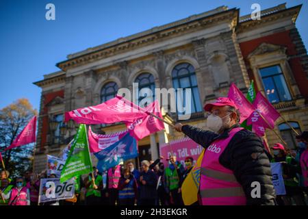 Magdeburg, Deutschland. Oktober 2021. Die Teilnehmer der Protestaktion 'Prozentlauf' protestieren vor der Staatskanzlei. Die Männer und Frauen forderten eine Erhöhung der Tischlöhne für den Staatsdienst um 5 Prozent, mindestens 175 Euro pro Monat, sowie eine Erhöhung der Ausbildungs- und Praktikumslöhne um 100 Euro pro Monat. Die Laufzeit des Tarifvertrags beträgt 12 Monate. Quelle: Klaus-Dietmar Gabbert/dpa-Zentralbild/ZB/dpa/Alamy Live News Stockfoto