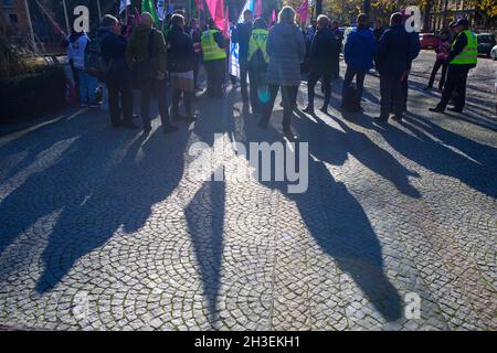 Magdeburg, Deutschland. Oktober 2021. Die Teilnehmer der Protestaktion 'Prozentlauf' protestieren vor der Staatskanzlei. Die Männer und Frauen forderten eine Erhöhung der Tischlöhne für den Staatsdienst um 5 Prozent, mindestens 175 Euro pro Monat, sowie eine Erhöhung der Ausbildungs- und Praktikumslöhne um 100 Euro pro Monat. Die Laufzeit des Tarifvertrags beträgt 12 Monate. Quelle: Klaus-Dietmar Gabbert/dpa-Zentralbild/ZB/dpa/Alamy Live News Stockfoto