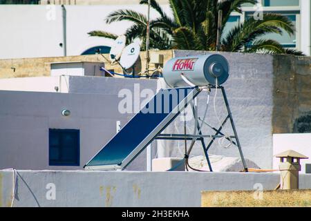 Santorini, Griechenland - 28. Oktober 2021 Solare Warmwasserbereitung auf einem Dach eines Gebäudes in Santorini, Solare Warmwasserbereitung ist die Erwärmung von Wasser durch Sonnenlicht Stockfoto