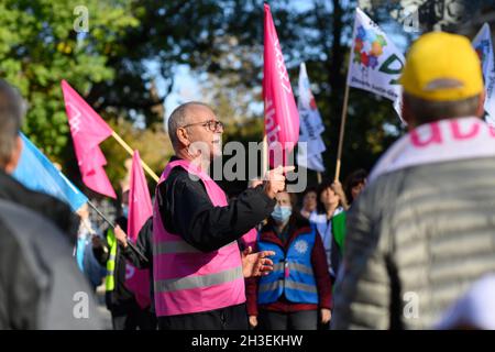 Magdeburg, Deutschland. Oktober 2021. Wolfgang Ladebeck, Regionalvorsitzender des dbb Beamtenbund und Tarifunion Sachsen-Anhalt, spricht vor der Staatskanzlei zu den Teilnehmern der Aktion Prozentlauf. Die Gewerkschaften forderten eine Erhöhung der Tischlöhne für den Staatsdienst um 5 Prozent, mindestens 175 Euro pro Monat, sowie eine Erhöhung der Ausbildungs- und Ausbildungslöhne um 100 Euro pro Monat. Die Laufzeit des Tarifvertrags beträgt 12 Monate. Quelle: Klaus-Dietmar Gabbert/dpa-Zentralbild/ZB/dpa/Alamy Live News Stockfoto