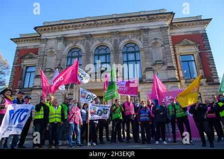 Magdeburg, Deutschland. Oktober 2021. Teilnehmer des "Prozentual Run" protestieren vor der Staatskanzlei. Die Männer und Frauen forderten eine Erhöhung der Tischlöhne für den Staatsdienst um 5 Prozent, mindestens 175 Euro pro Monat, sowie eine Erhöhung der Ausbildungs- und Praktikumslöhne um 100 Euro pro Monat. Die Laufzeit des Tarifvertrags beträgt 12 Monate. Quelle: Klaus-Dietmar Gabbert/dpa-Zentralbild/ZB/dpa/Alamy Live News Stockfoto