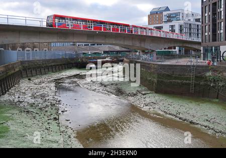 London, Großbritannien, Ein Docklands Light Railway Zug überquert Deptford Creek in der Nähe der Themse in Greenwich. Ebbe. Stockfoto