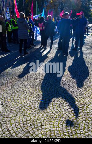 Magdeburg, Deutschland. Oktober 2021. Die Teilnehmer der Protestaktion 'Prozentlauf' protestieren vor der Staatskanzlei. Die Männer und Frauen forderten eine Erhöhung der Tischlöhne für den Staatsdienst um 5 Prozent, mindestens 175 Euro pro Monat, sowie eine Erhöhung der Ausbildungs- und Praktikumslöhne um 100 Euro pro Monat. Die Laufzeit des Tarifvertrags beträgt 12 Monate. Quelle: Klaus-Dietmar Gabbert/dpa-Zentralbild/ZB/dpa/Alamy Live News Stockfoto