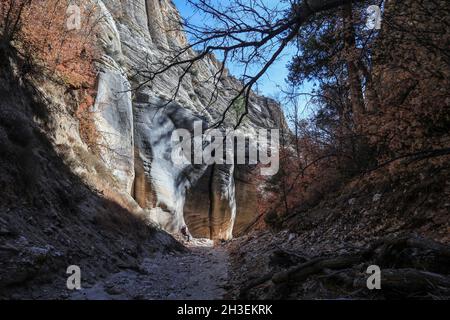 Eine Wanderung durch Lick Wash, einen entfernten Nebenfluss-Canyon des Upper Buckskin Gulch in Utah in der Nähe von Kanab. Stockfoto