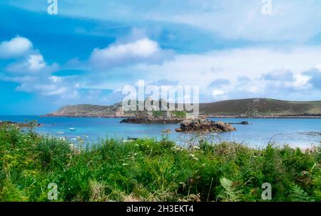 Ein Blick von der Insel Bryher über den New Grimsby Sound mit der Hangman Insel im mittleren Bach und Cromwell's Castle auf der Insel Tresco, der Insel Stockfoto