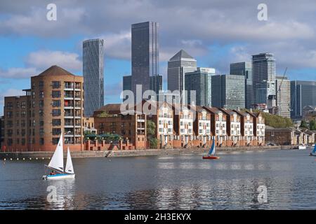 Segelboote vom Greenland Dock Watersports Centre am Greenland Dock, einem Teil der alten Surrey Docks in Rotherhithe, London, Großbritannien. Canary Wharf. Stockfoto
