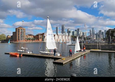 Segelboote vom Greenland Dock Watersports Centre am Greenland Dock, einem Teil der alten Surrey Docks in Rotherhithe, London, Großbritannien. Canary Wharf. Stockfoto