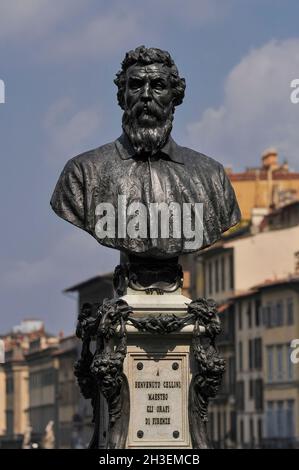 Benvenuto Cellini, Goldschmied und Bildhauer der Renaissance (1500-1571). Büste des frühen 20.. Jahrhunderts von Raffaello Romanelli (1856-1928), in Auftrag gegeben zum Gedenken an den 400.. Geburtstag von Cellini. Auf der Ponte Vecchio in Florenz, Toskana, Italien. Stockfoto