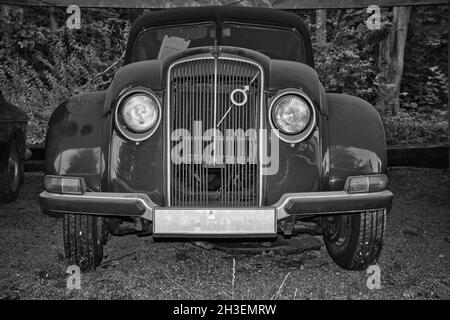 51143 KÖLN, DEUTSCHLAND - 25. Jul 2021: Eine Graustufenansicht eines Oldtimers, Volvo PV 36 in Köln, Deutschland Stockfoto