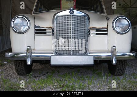 51143 KÖLN, DEUTSCHLAND - 25. Jul 2021: Vorderansicht eines Oldtimer der Marke Mercedes Benz in Köln Stockfoto