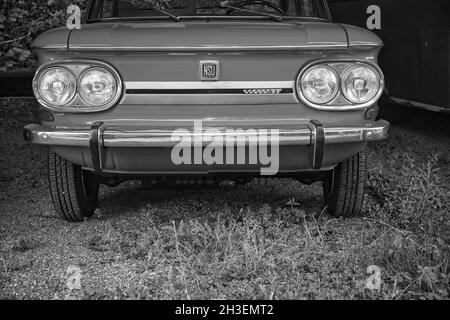 51143 KÖLN, DEUTSCHLAND - 25. Jul 2021: Graustufenansicht eines Oldtimers der Marke NSU TT in Köln Stockfoto