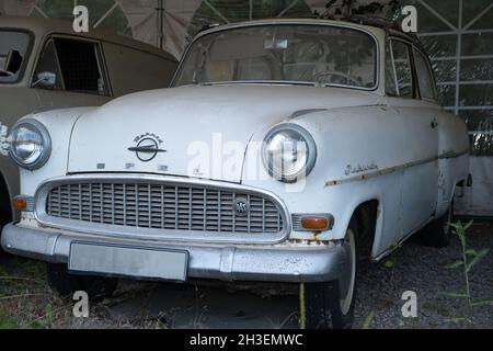 51143 KÖLN, DEUTSCHLAND - 25. Jul 2021: Vorderansicht eines Oldtimers der Marke Opel Rekord in Farbe in Köln Stockfoto