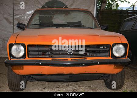 51143 COLOG, DEUTSCHLAND - 25. Jul 2021: Vorderansicht eines Oldtimers der Marke Opel Ascona in Farbe in Köln Stockfoto