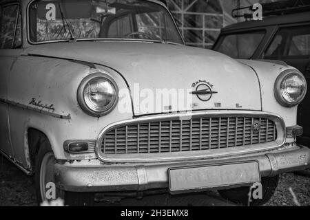 51143 KÖLN, DEUTSCHLAND - 25. Jul 2021: Graustufenansicht eines Oldtimers der Marke Opel Rekord in Köln Stockfoto